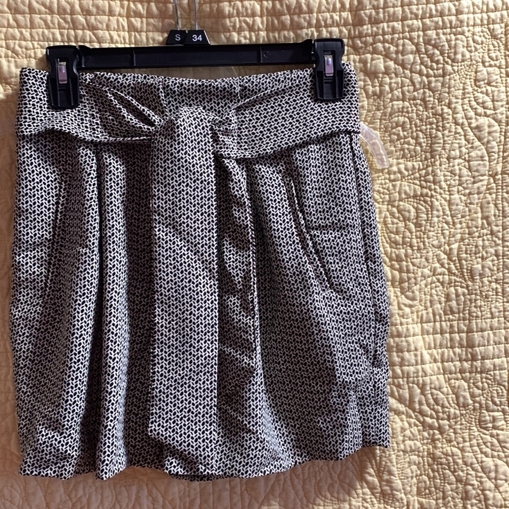 H&M misses pleated front tie short black tan print size 2